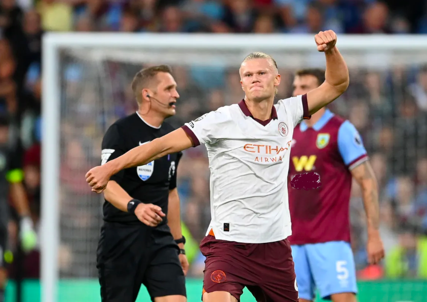  哈兰德戴帽曼城狂屠伯恩利，  