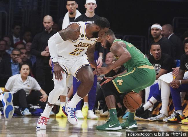  湖人险胜凯尔特人，詹姆斯创纪录三双  